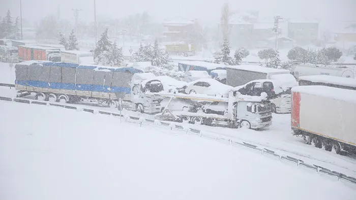 Son dakika: Balıkesir - Bursa karayolunda kar esareti: 15 saattir kapalı! Kuyruğun ucu gözükmüyor - 7