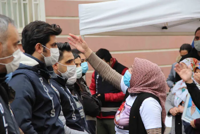 Diyarbakır HDP il binası önünde gerginlik! Evlat nöbetindeki acılı aileler böyle haykırdı: Kahrolsun HDP! - 4