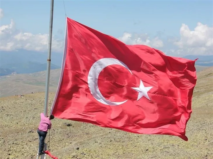 Yaylaya dev Türk bayrağı dikti