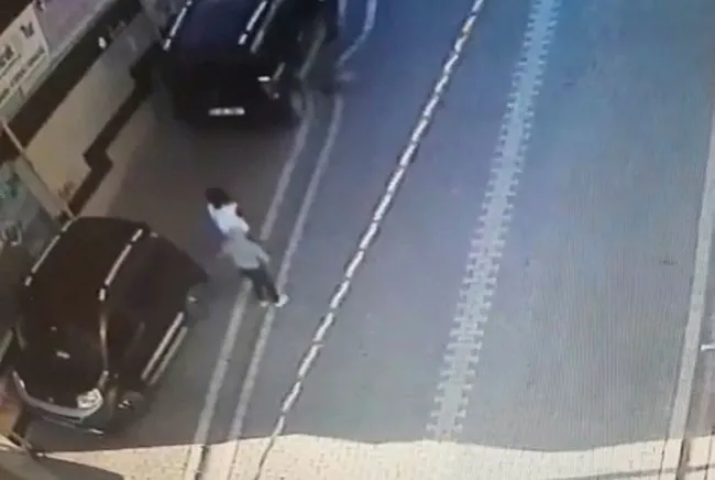 İstanbul’da 11 yaşındaki kız çocuğuna kapkaç şoku! O anlar kameraya yansıdı - 2