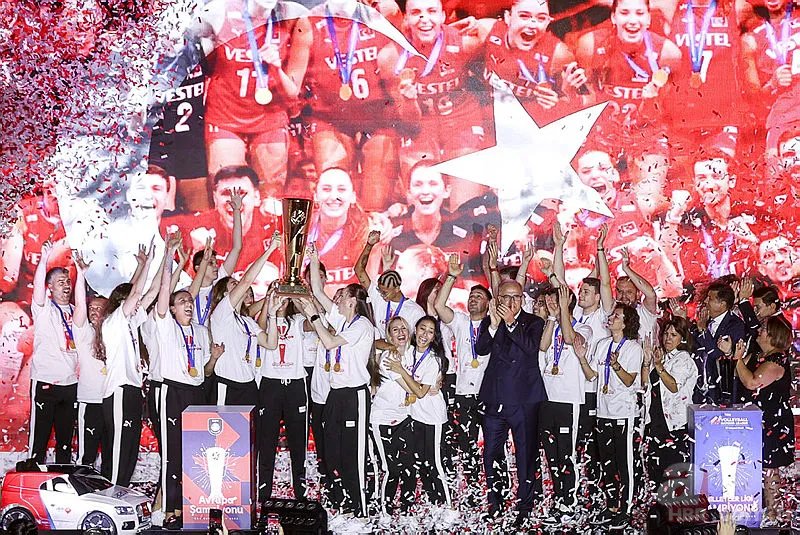 Filenin Sultanları Avrupa zaferini doyasıya kutladı! Melissa Vargas "Malatya bulunmaz eşin" türküsüyle coştu! İşte o anlar... 25