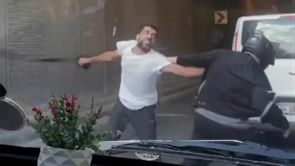 istanbul-avcilarda-trafikte-ters-yon-kavgasi-tekme-tokat-havada-ucustu-1694679336781.jpeg İstanbul Avcılar'da trafikte ters yön kavgası! Tekme tokat havada uçuştu - 2