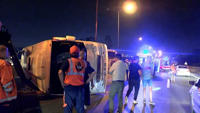 Son dakika: TEM Edirne istikametinde minibüs devrildi - 5