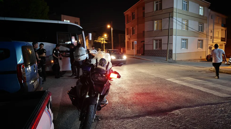 komsu-kavgasi-ortaligi-savas-alanina-cevirdi-1i-polis-11-yarali-1784242139838.jpg Komşu kavgası ortalığı savaş alanına çevirdi! 1'i polis 11 yaralı - 1