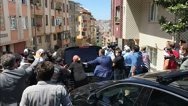 chpli-imamoglunu-protestoda-yerlerde-suruklenen-ayse-topcunun-oglu-imamoglu-kapiyi-acarak-arac-kapisiyla-anneme-vurdu-1622005088214.jpg CHP’li İmamoğlu'nu protestoda yerlerde sürüklenen Ayşe Topçu'nun oğlu: İmamoğlu kapıyı açarak araç kapısıyla anneme vurdu - 6