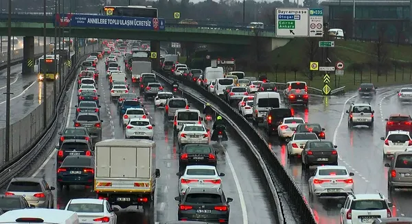 son-dakika-istanbulda-yagmur-trafigi-yogunluk-yuzde-74-1644338013142.jpg Son dakika: İstanbul'da 'yağmur' trafiği: Yoğunluk yüzde 74 - 2