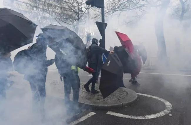 Fransa’da emeklilik reformuna karşı grev! Hayatı durdurma çağrısı yapıldı