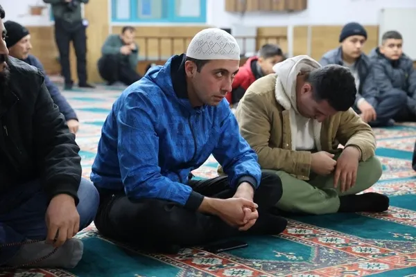 deprem-bolgesinde-mirac-kandili-dualarla-idrak-edildi-1707240478757.jpeg Deprem bölgesinde Miraç gecesi! Eller deprem şehitleri için semaya kalktı - 3