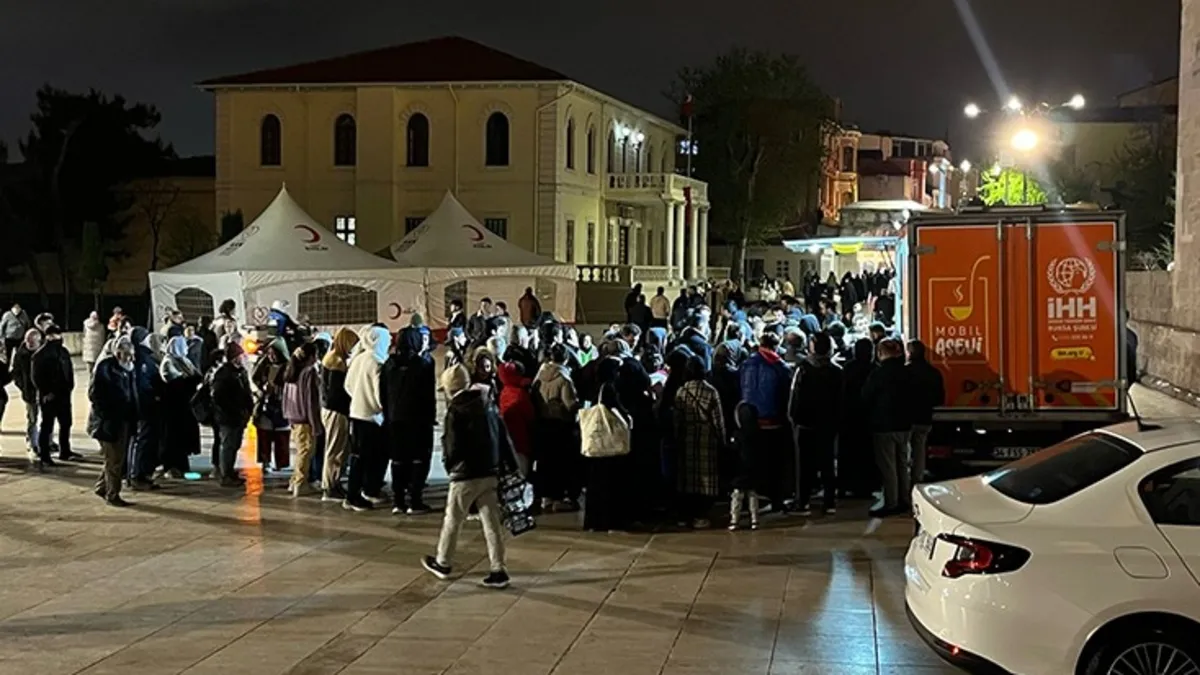 İHH'dan İstanbul'daki deprem sonrası 2 bin kişiye sıcak çorba ikramı