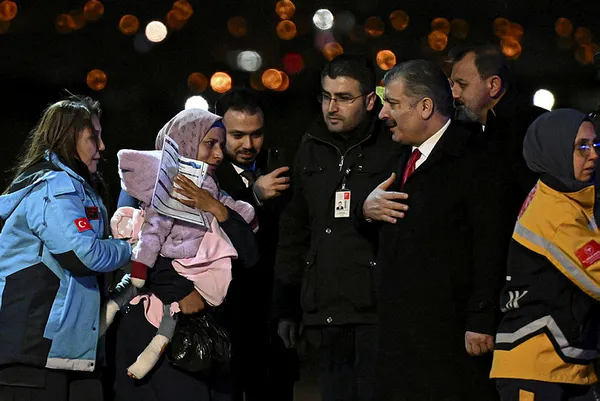 turkiyeden-filistinli-mazlumlara-can-eli-bakan-koca-turkiyeye-getirilen-hastalari-karsiladi-1702403786979.jpg Türkiye'den Filistinli mazlumlara can eli! Bakan Koca Türkiye'ye getirilen hastaları karşıladı - 1