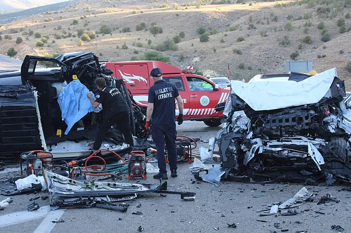 malatyada-feci-kaza-olu-ve-yaralilar-var-ortalik-savas-alanina-dondu-1755972537166.jpeg (FOTO: DHA )