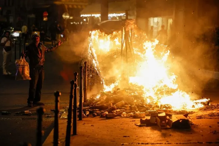 Fransa'da kaos büyüyor! Yağma, kargaşa, sokak olayları... OHAL ilan edilecek mi? Macron'dan ateşi körükleyen adım
