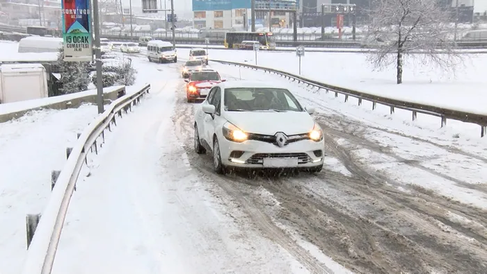 Son dakika: Trakya'dan İstanbul'a girişler durdu! Beylikdüzü-Büyükçekmece arası E-5 Karayolu trafiğe kapandı - 3