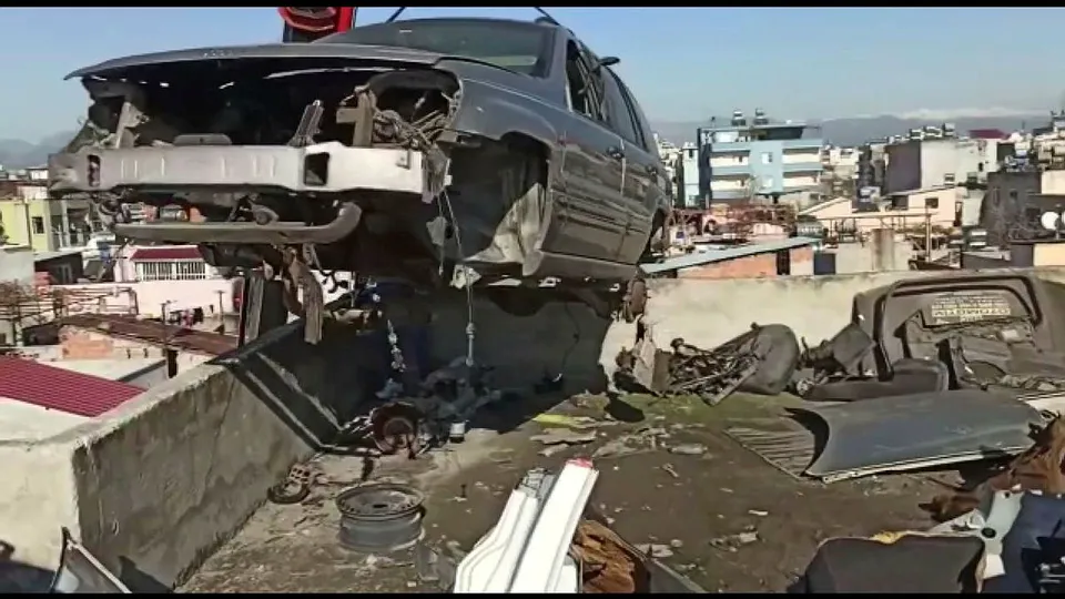 Akıllara durgunluk veren yöntem! Yer Adana! Otomobilleri 5 katlı binanın çatısında parçalamışlar