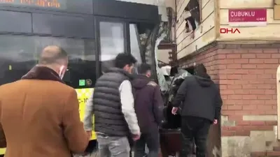 İETT otobüsü 4 otomobile çarptı