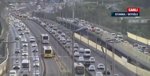 istanbul-trafiginde-buyuk-yogunluk-a-haber-ekibi-son-durumu-dronela-goruntuledi-1630944395930.jpg