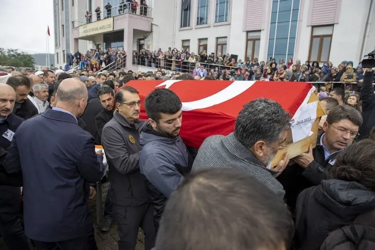 Bartın Amasra'da yürek yakan görüntü! Okan Akgül’ün 2 yaşındaki kızı babasının fotoğrafını böyle gösterdi