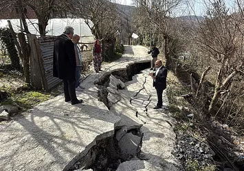 Bartın'da heyelan nedeniyle yol çöktü