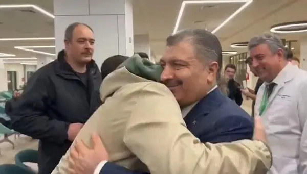 portekizden-geldi-cam-sakurada-bakan-kocaya-dua-etti-size-ne-kadar-dua-etsem-azdir-1672525301003.jpg Portekiz'den geldi Çam Sakura'da Bakan Koca'ya dua etti: Lizbon'daki doktorlar da 'harika' diyor - 5