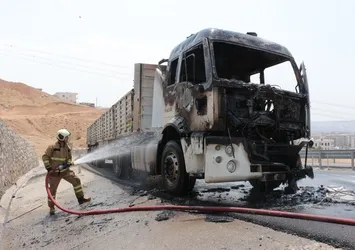 Şırnak'ta seyir halindeki tır yandı