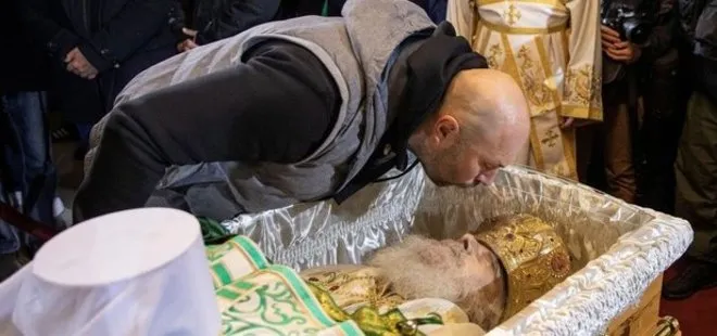 Koronavirüsten ölen Sırp Ortodoks Kilisesi Patriği Irinej’in naaşını öpücüğe boğdular