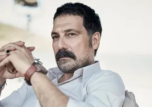 Can Borcu'nun Mehmet'i Bülent İnal'ın 14 yıllık eşi güzelliğiyle mest etti