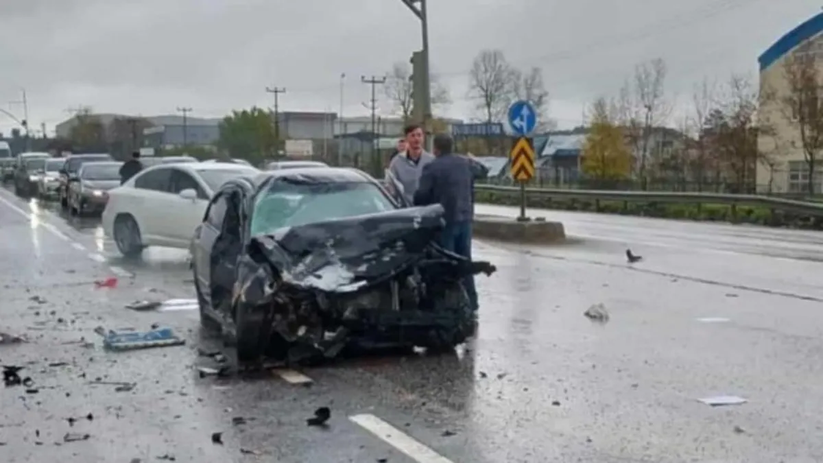 Sakarya'da 3 araç çarpıştı! 2 yaralı var