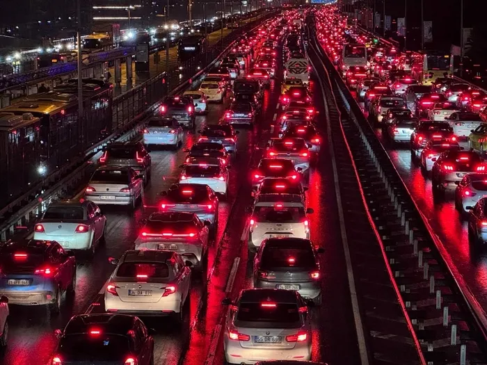 megakentte-trafik-cilesi-yogunluk-yuzde-90a-ulasti-1766680073517.jpg FOTOĞRAF: AA