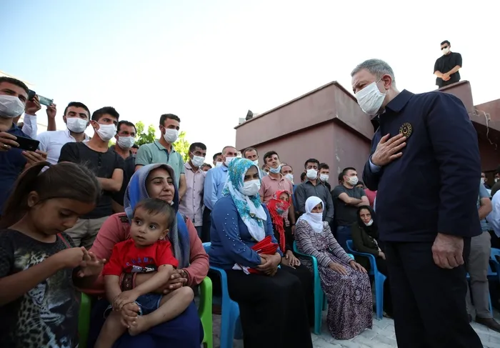 Milli Savunma Bakanı Hulusi Akar Silopi'de şehit olan işçilerin ailelerini ziyaret etti - 2