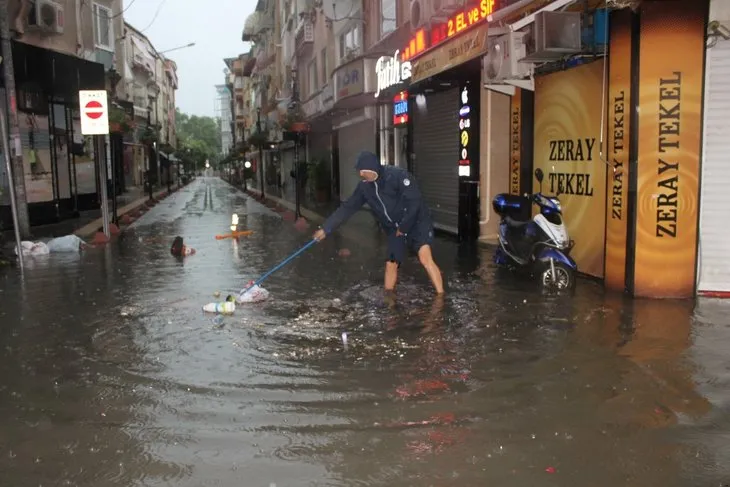 Yalova’da şiddetli yağış şehrin sokaklarını Venedik’e çevirdi