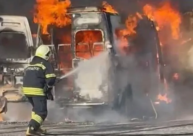 Muğla’da çarpışan 2 minibüsün alev alev yandı