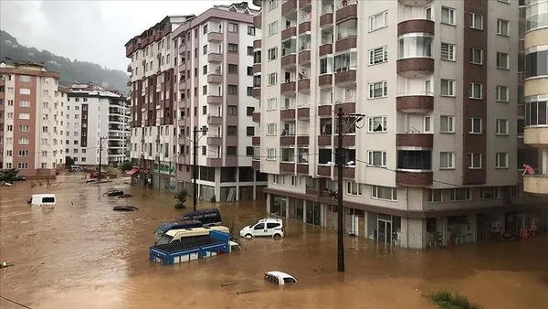 bakan-kurum-oglu-sele-kapilarak-kaybolan-cocugun-ailesini-ziyaret-etti-1626778601951.jpg Bakan Kurum oğlu sele kapılarak kaybolan çocuğun ailesini ziyaret etti - 4