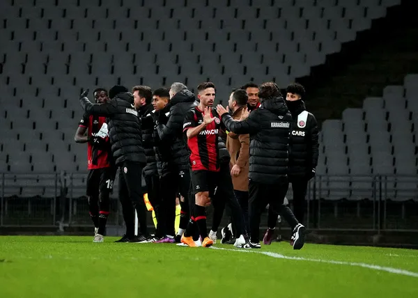 trabzonspora-gumruk-engeli-fatih-karagumruk-4-1-trabzonspor-mac-sonucu-1672254399467.jpg Trabzonspor'a gümrük engeli! Fatih Karagümrük 4-1 Trabzonspor (MAÇ SONUCU) - 1