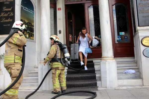Son dakika: İstanbul Beyoğlu'nda tarihi otelde yangın paniği - 3