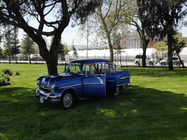 1956 model Pontiac marka arabaya gözü gibi bakıyor! Ustasından kalan yadigar otomobile herkes hayran