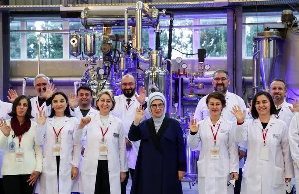 emine-erdogandan-tubitak-marmara-arastirma-merkezine-ziyaret-1638106460327.jpg Emine Erdoğan'dan TÜBİTAK Marmara Araştırma Merkezi'ne ziyaret - 2