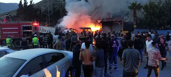 hatayda-feci-kaza-kontrolden-cikan-kamyon-asker-ugurlayan-kalabaligin-arasina-daldi-cok-sayida-olu-ve-yarali-v-1683396977422.jpg Hatay'da feci kaza! Kontrolden çıkan kamyon asker uğurlayan kalabalığın arasına daldı! Çok sayıda ölü ve yaralı var...