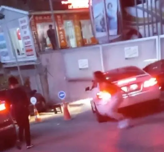 istanbulda-sokak-ortasinda-birbirlerine-girdiler-iki-kadinin-kavgasi-kamerada-1667632370961.jpg İstanbul’da sokak ortasında birbirlerine girdiler! İki kadının kavgası kamerada - 2