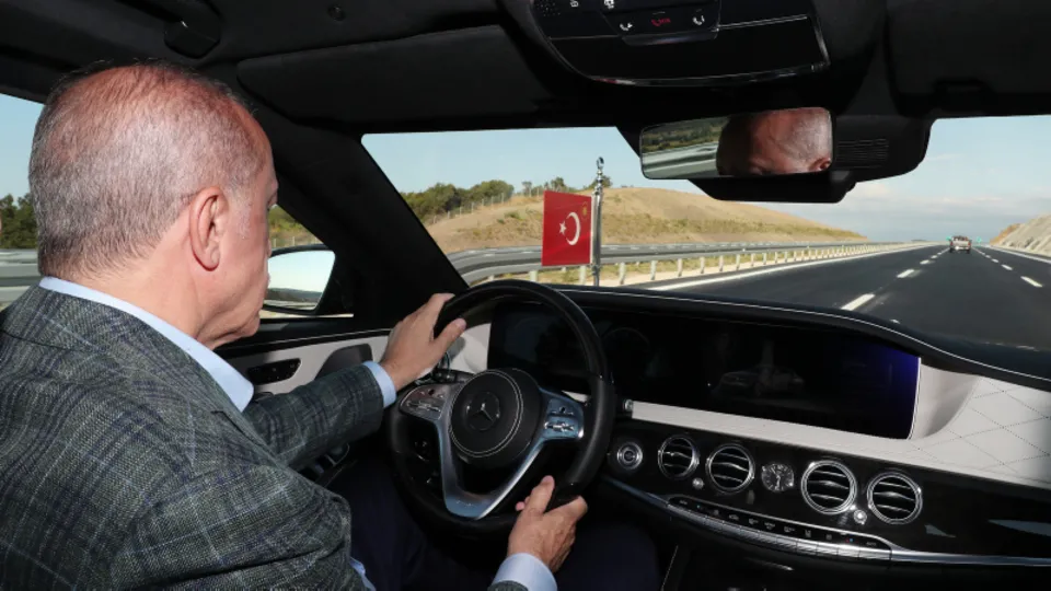 Başkan Erdoğan İstanbul-İzmir Otoyolu’nda ilk sürüşü gerçekleştirdi | Video