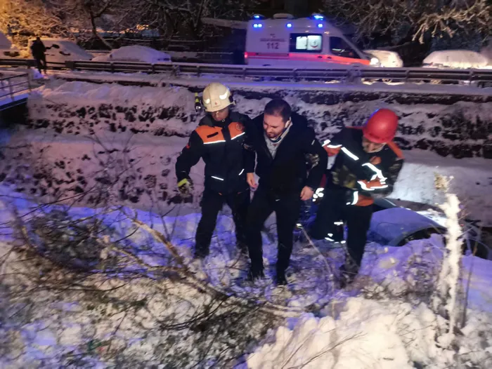 Maltepe'de buzlanan yolda kayan araç dereye uçtu! Baba ve oğul yaralandı - 3