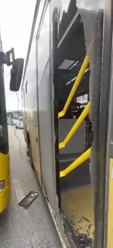 iett-otobusleri-kaza-yapti-yolcular-durakta-kaldi-1663853560813.jpg İETT otobüsleri kaza yaptı! Yolcular durakta kaldı - 2