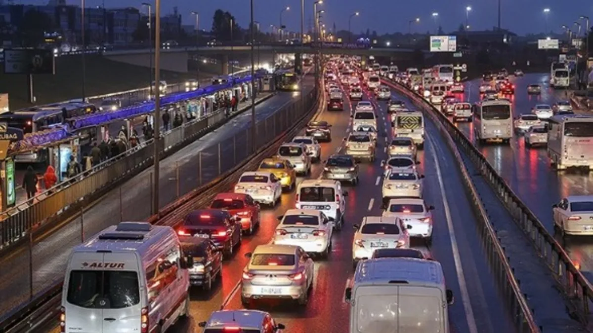 Megakentte iş çıkışı trafik felç! Yüzde 83 yoğunlukla araçlar durma noktasına geldi