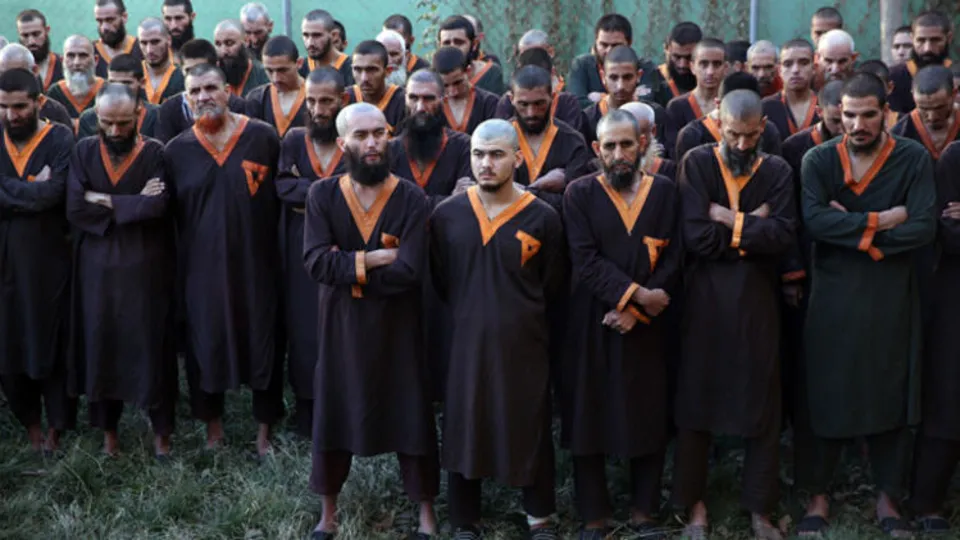 700'ü aşkın DEAŞ'lı teröristleri medyaya gösterdiler!