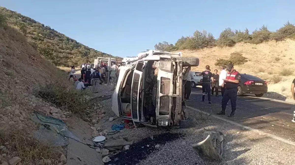 Adıyaman'da minibüs takla atarak devrildi: 4 yaralı