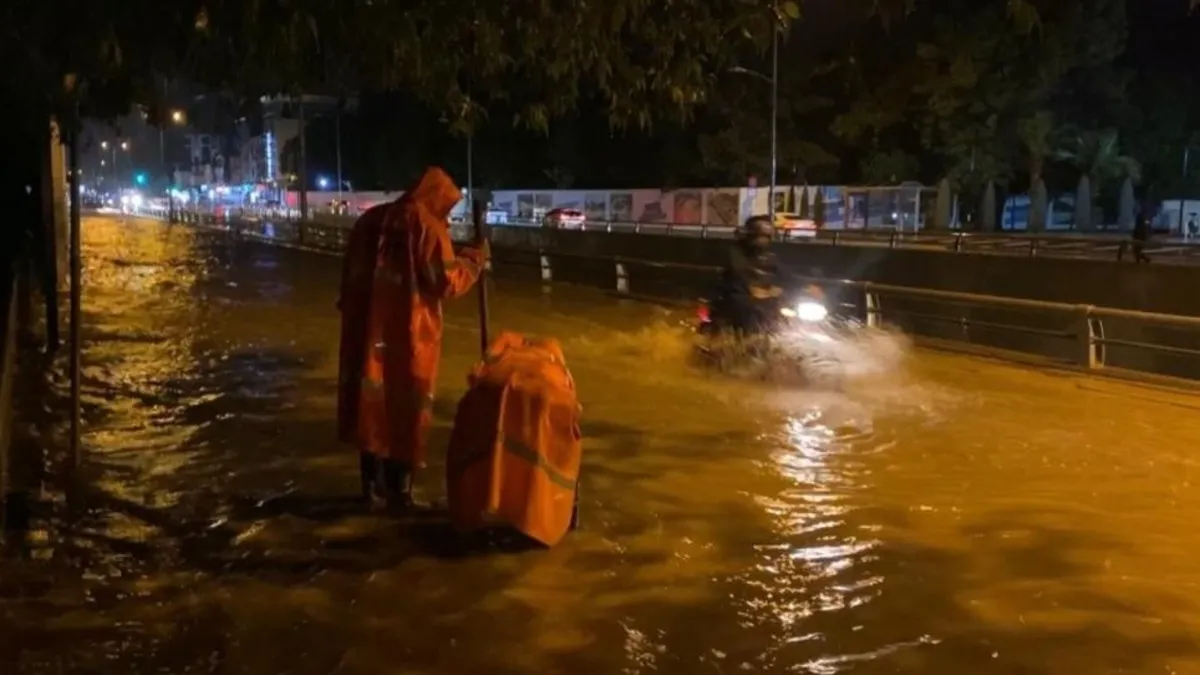 Osmaniye'de sağanak yağış! Caddeler göle döndü iş yerlerini su bastı
