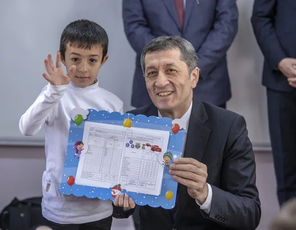 Bakan Ziya Selçuk öğrencilerin karne heyecanını paylaştı - 5