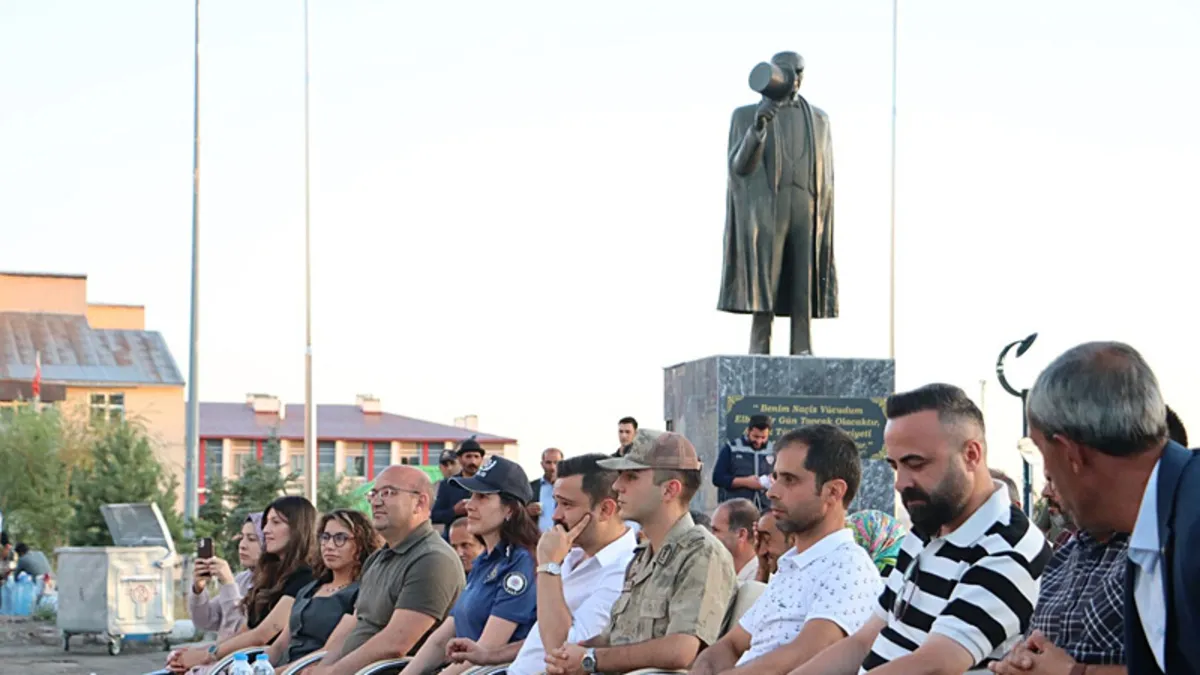 Karayazı'da gezici sinema ve açık hava konseri etkinliği