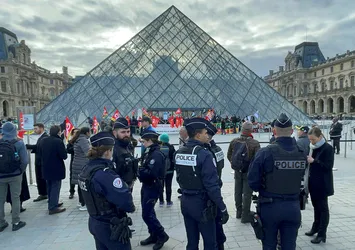 Fransa'da kaos büyüyor! Eyleme Louvre Müzesi de katıldı