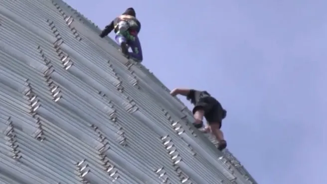 Örümce adam bu kez oğluyla tırmandı! Baba-oğul 114 metrelik gökdelene tırmandı