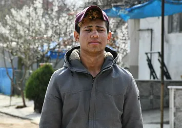 Yunan polisi şiddetin dozunu artırdı! Önce burnunu kırdı sonra parasını aldı